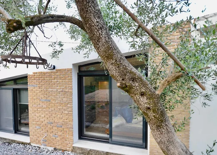 Stablus House *