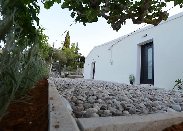 Stablus House